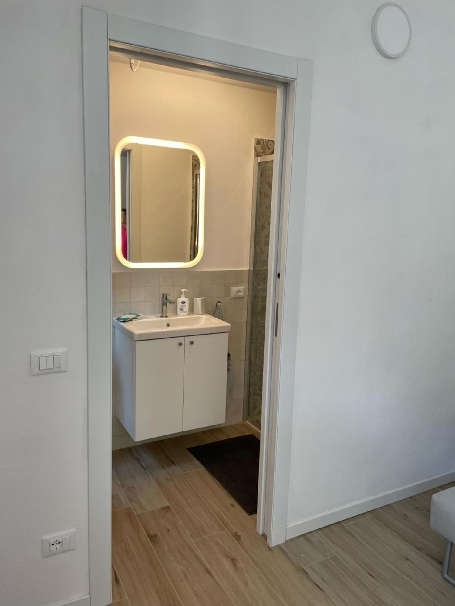 Apartamento Grazioso Monolocale Milán Exterior foto